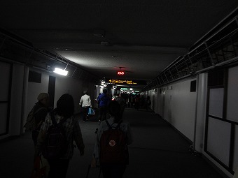 まだ暗い・・・