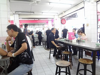 店員さんもお客さんも真っ黒1